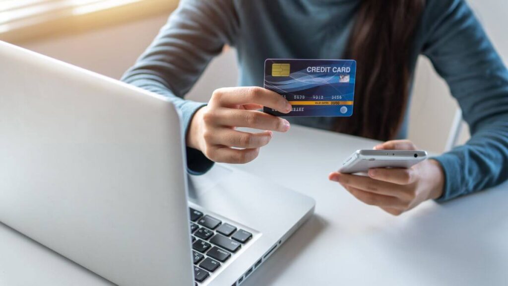 Como usar o cartão de crédito com nome sujo de forma inteligente